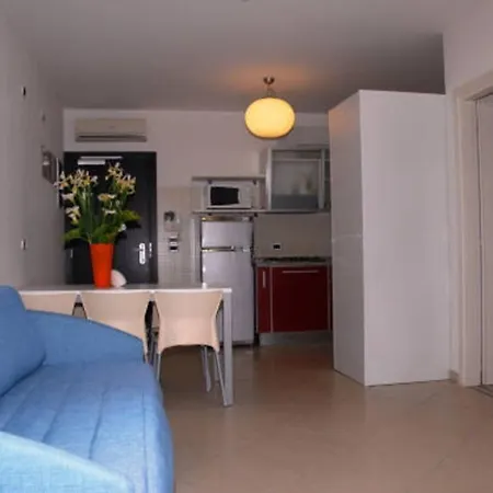 Sunny Beachfront With Pool And Apartment *