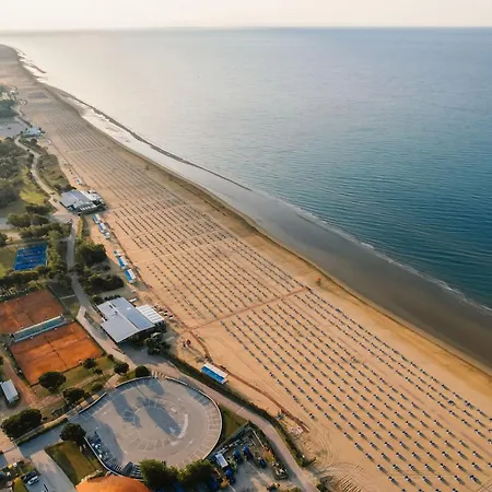 Sunny Beachfront With Pool And Μπιμπιόνε